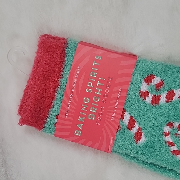 Bath and Body Works Shea-Infused Lounge Socks Baking Spirits Bright Gingerbread - Picture 2 of 3